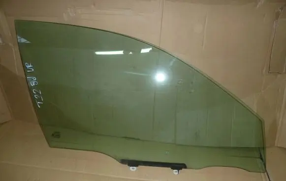 Toyota Avensis T220 Sliding door window/glass 