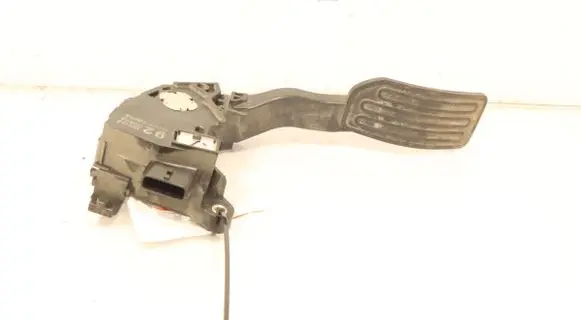Accelerator throttle pedal
