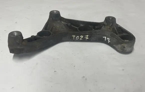 Mercedes-Benz C W204 Engine mounting bracket A2720140295