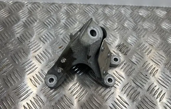 Engine mounting bracket
