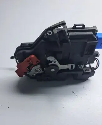 Volkswagen Golf VI Rear door lock 7L0839015D