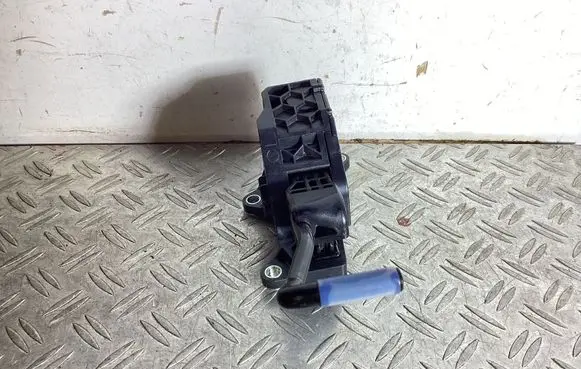 Accelerator throttle pedal
