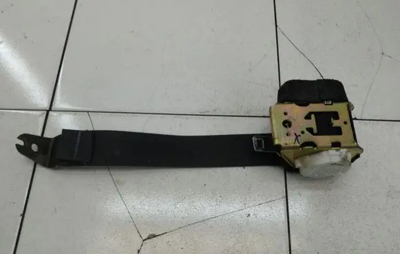 Ford Focus Front seatbelt 38035173