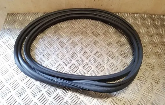 Trunk rubber seal (body)