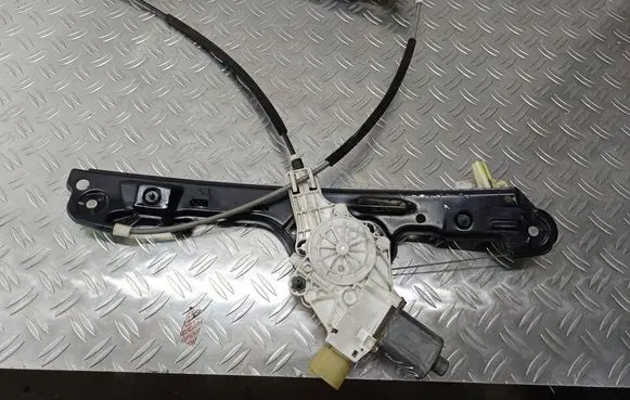 BMW 1 E81 E87 Front door window regulator with motor 7067796 7138466