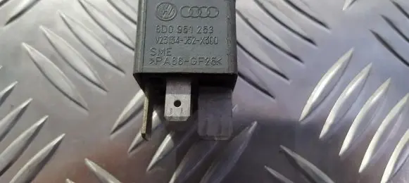 Volkswagen PASSAT B5.5 Other relay 8D0951253 V23134-J52-X300