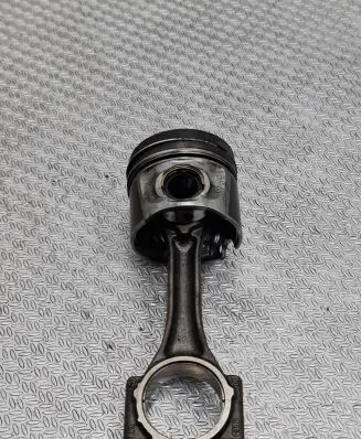 Volkswagen Golf V Piston with connecting rod