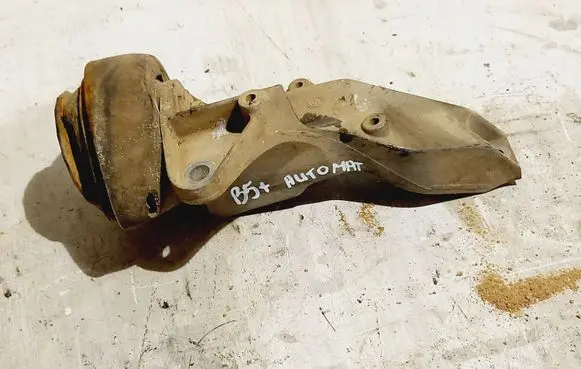 Volkswagen PASSAT B5.5 Engine mounting bracket 8D0399114