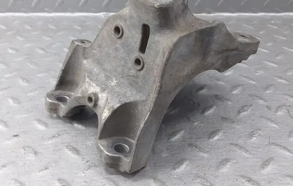 Engine mounting bracket
