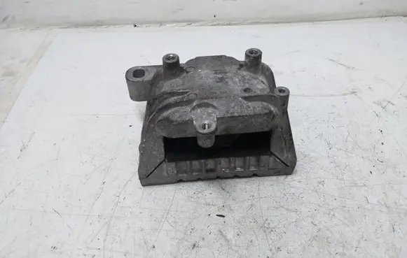 Volkswagen PASSAT B7 Engine mount bracket 1K0199262 1K0199262CR