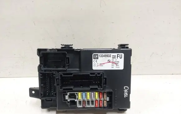 Opel Meriva B Fuse module 13349932 401154265 28270809