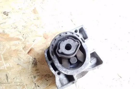 Mercedes-Benz B W245 Engine mount bracket A1692400918F