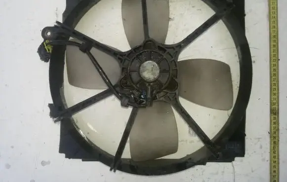 Radiator cooling fan shroud