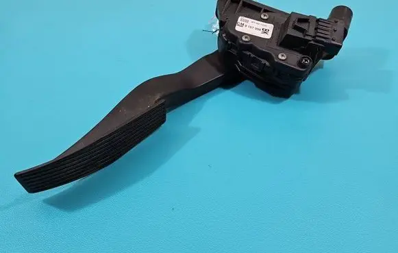 Accelerator throttle pedal