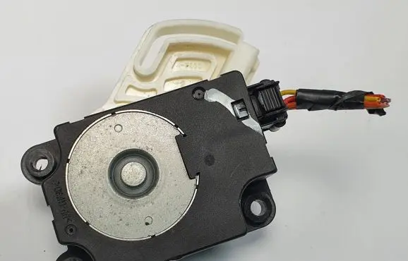 Renault Koleos I A/C air flow flap actuator/motor 503752-1170