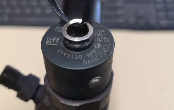 Opel Insignia A Fuel injector 0445110327