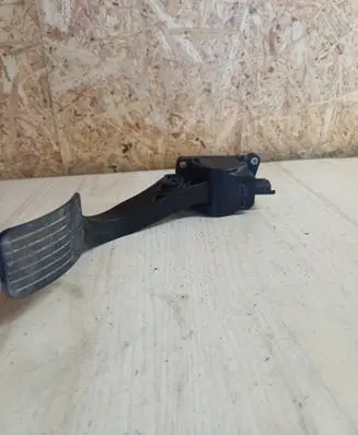 Accelerator throttle pedal