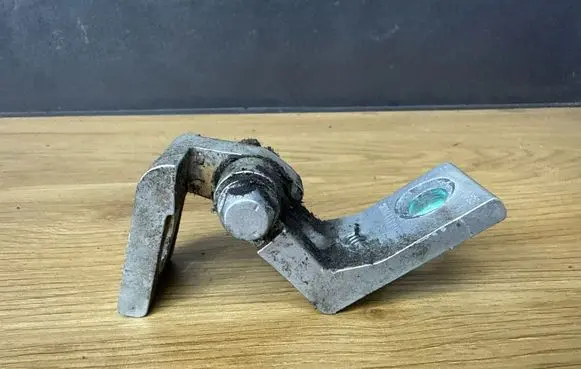 Skoda Octavia Mk2 (1Z) Front door upper hinge 6Y0833402C