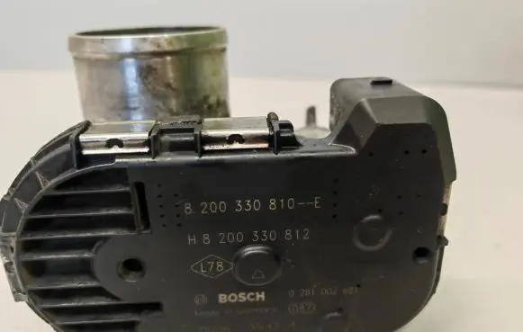 Opel Vivaro Throttle valve 8200330810E H8200330812
