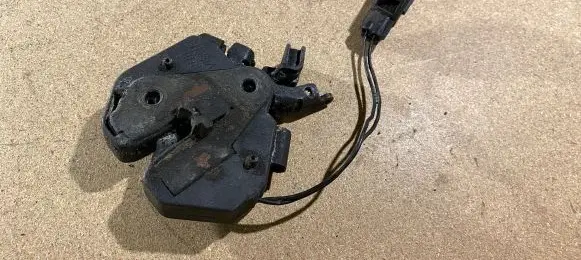 Volvo S80 Engine bonnet/hood lock/catch 9483765 9483764