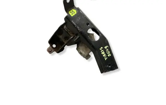 Toyota Yaris Engine mount bracket 