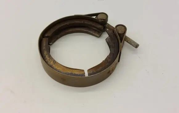 Volkswagen PASSAT B8 Muffler pipe connector clamp 04L253725B