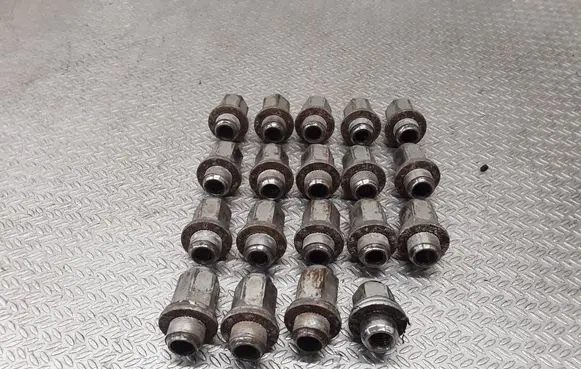 Toyota Corolla Verso AR10 Nuts/bolts 