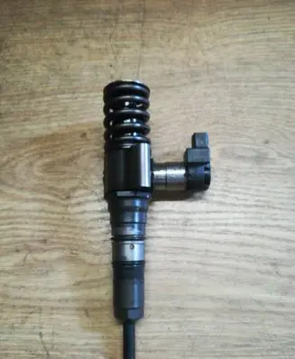 Volkswagen PASSAT B6 Fuel injector 03G130073S 073S