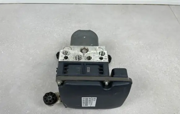 BMW 5 F10 F11 ABS Pump 6851374 685137401