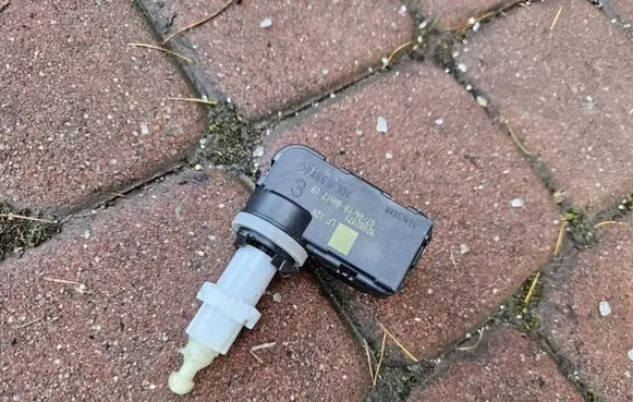 Headlight level adjustment motor