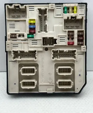 Renault Master III Fuse module 284B67365R