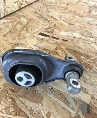 Mercedes-Benz CLA C118 X118 Engine mount bracket 2472400600 19317 A2472400600