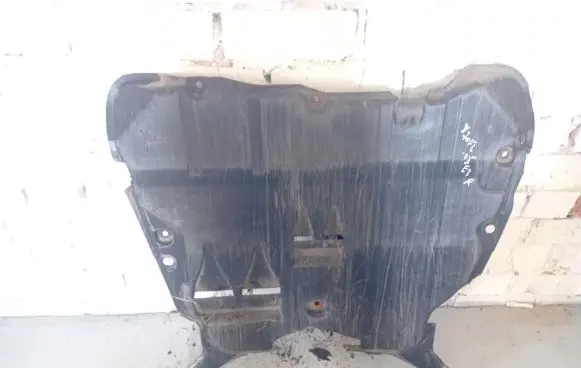 Volvo V70 Engine splash shield/under tray