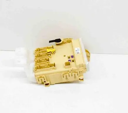 Toyota Auris E180 Fuse module 63583367 8267212450
