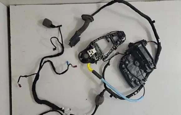 BMW 8 G14 Rear door lock 7477689