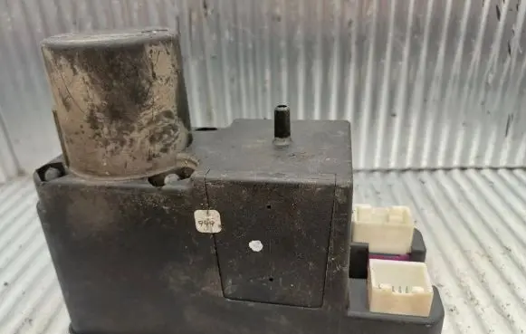Audi A6 S6 C4 4A Central locking vacuum pump 8TZ00652206
