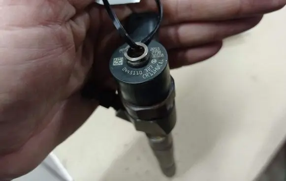 Opel Insignia A Fuel injector 0445110327