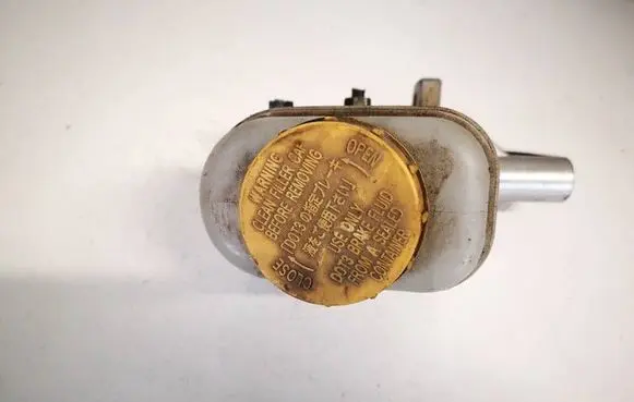 Subaru Outback Brake fluid reservoir 