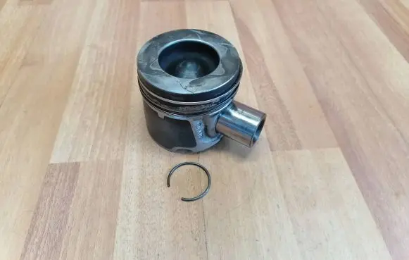 Renault Trafic II (X83) Piston 10653 1295 7701477817