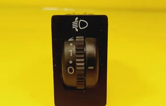 Toyota Avensis T250 Headlight level height control switch