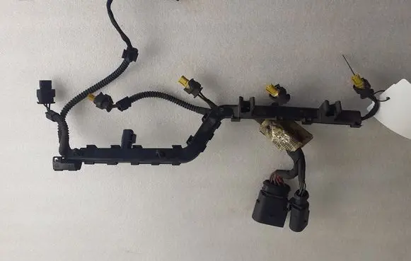 Volkswagen PASSAT CC Fuel injector wires 06J971082E 8D0973834