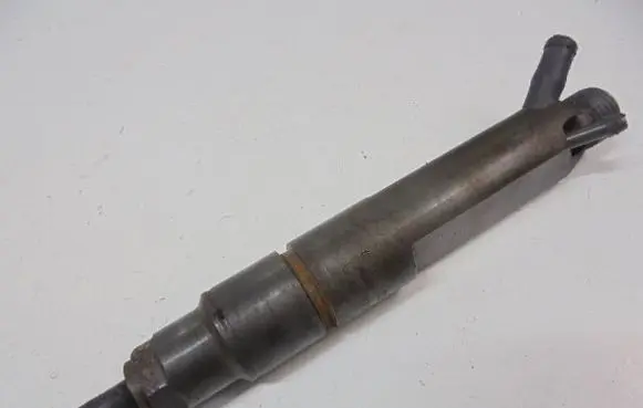 Volkswagen Golf IV Fuel injector 028130202P