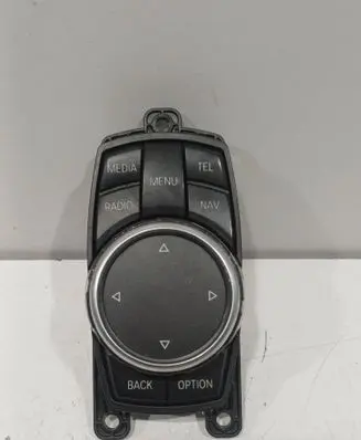 Head unit multimedia control