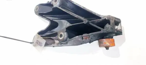 Engine mounting bracket