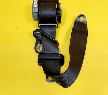 Mazda 323 Rear seatbelt 0426017