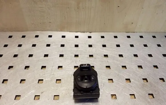 KIA Sorento Wing mirror switch