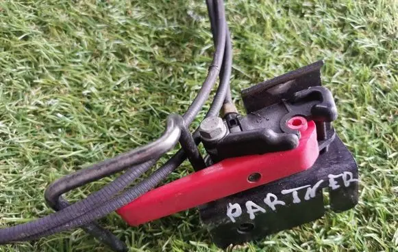 Peugeot Partner Engine bonnet (hood) release handle