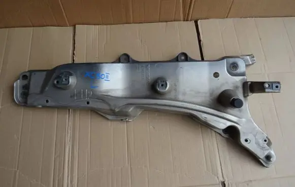 Volvo XC90 Fender mounting bracket 31391777 AD7Q12