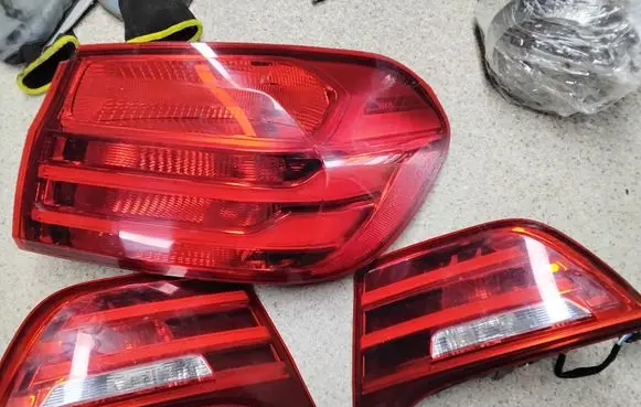 Tailgate rear/tail lights