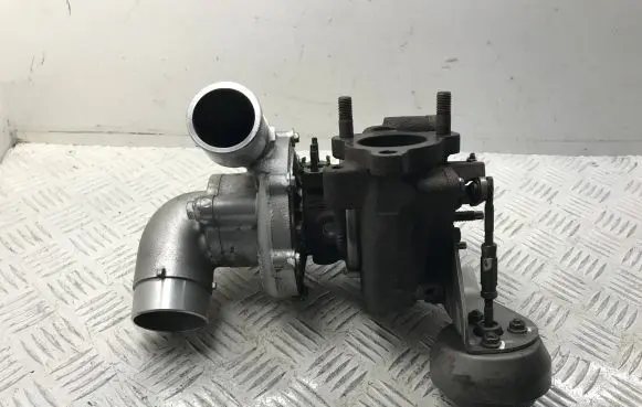 Toyota Avensis T250 Turbo 172010R021 0701080143 0701080147
